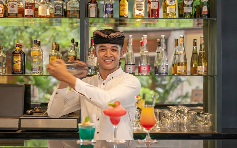 bartender lobby bar prime plaza hotel sanur.webp