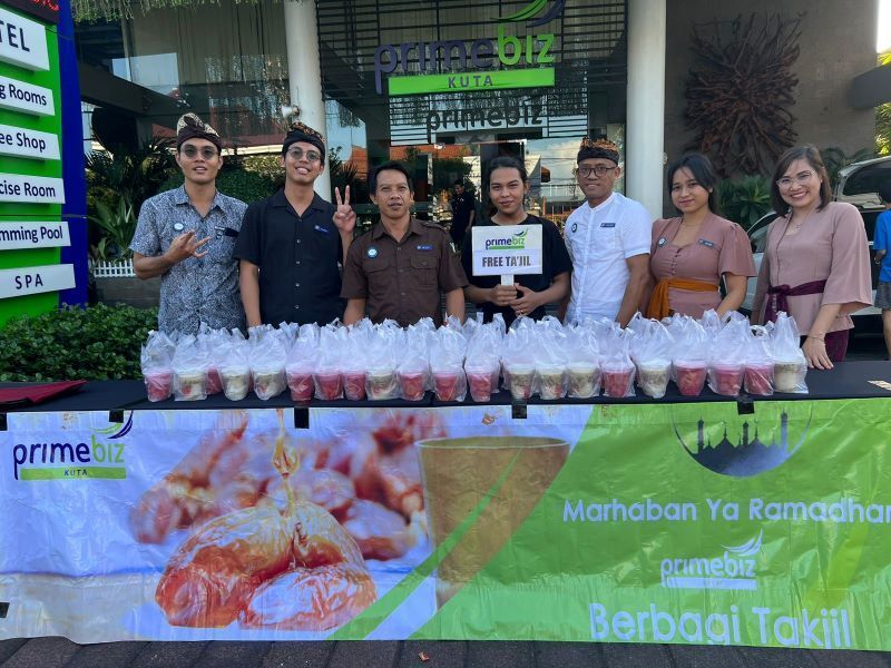 Bangun Kerukunan Antar Umat PrimeBiz Hotel Kuta Adakan Acara Bagi-Bagi Takjil Gratis