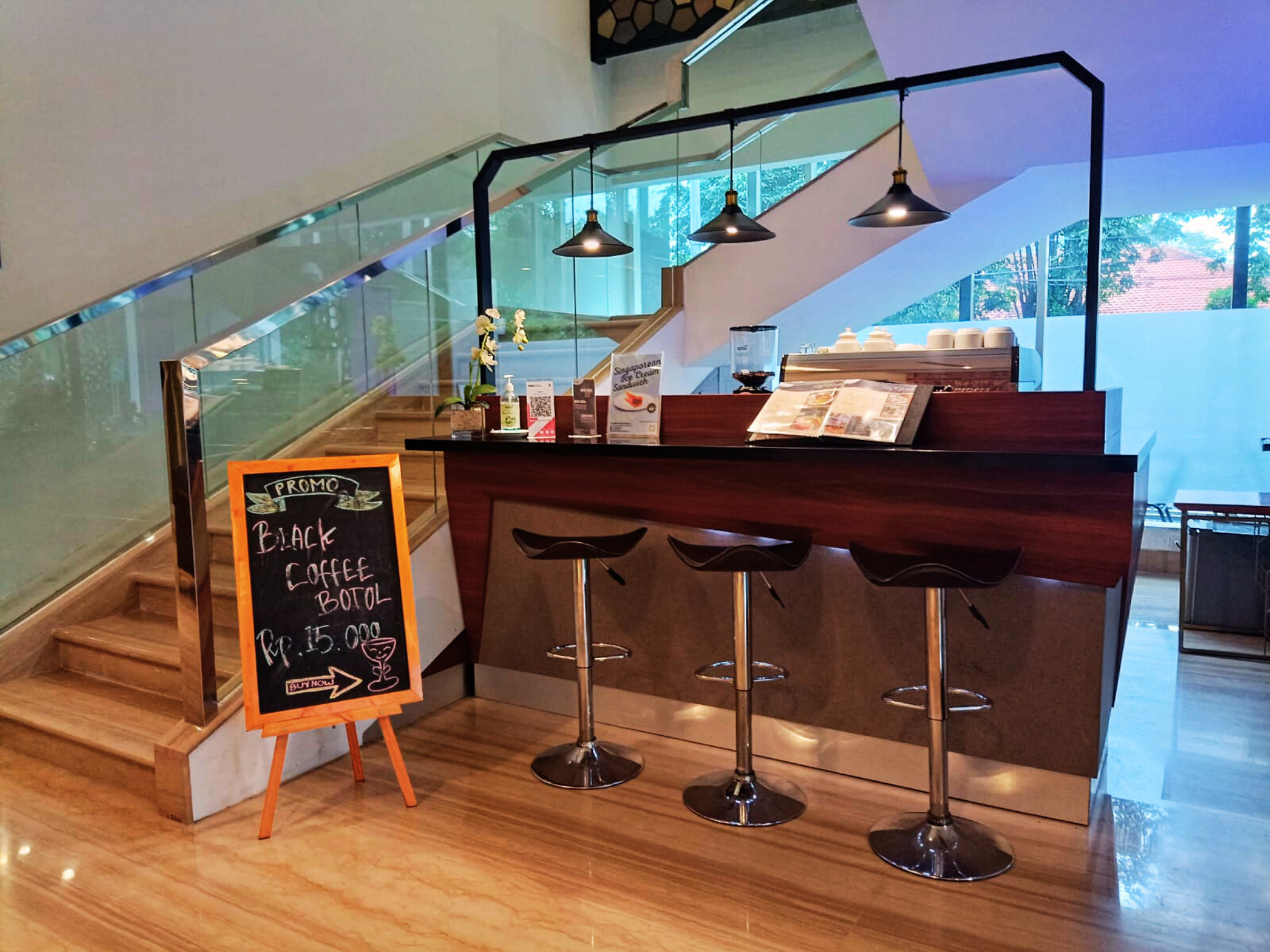 PrimeBiz Hotel Surabaya | Lobby Area & Coffee Bar 30